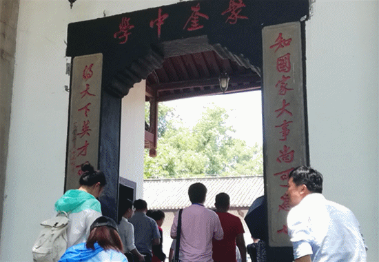 【美丽中国长江行】大树参天白鹭翔集 重庆这所中学因景色太美成旅游胜地丨微视频