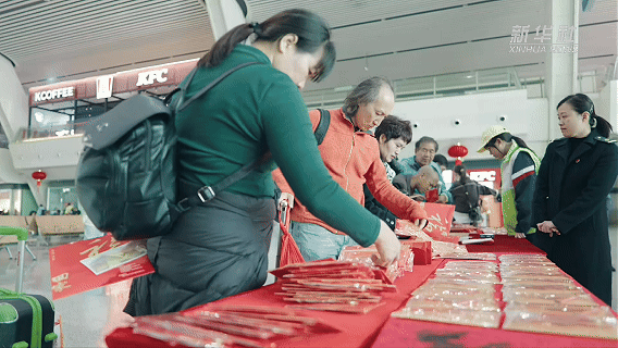 两岸同胞:相逢春运路 “姓”福带回家 两岸同胞:相逢春运路 “姓”福带回家