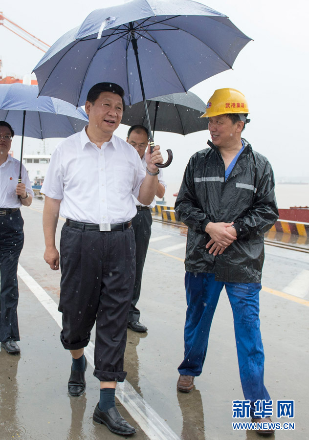 习近平：新时代的领路人