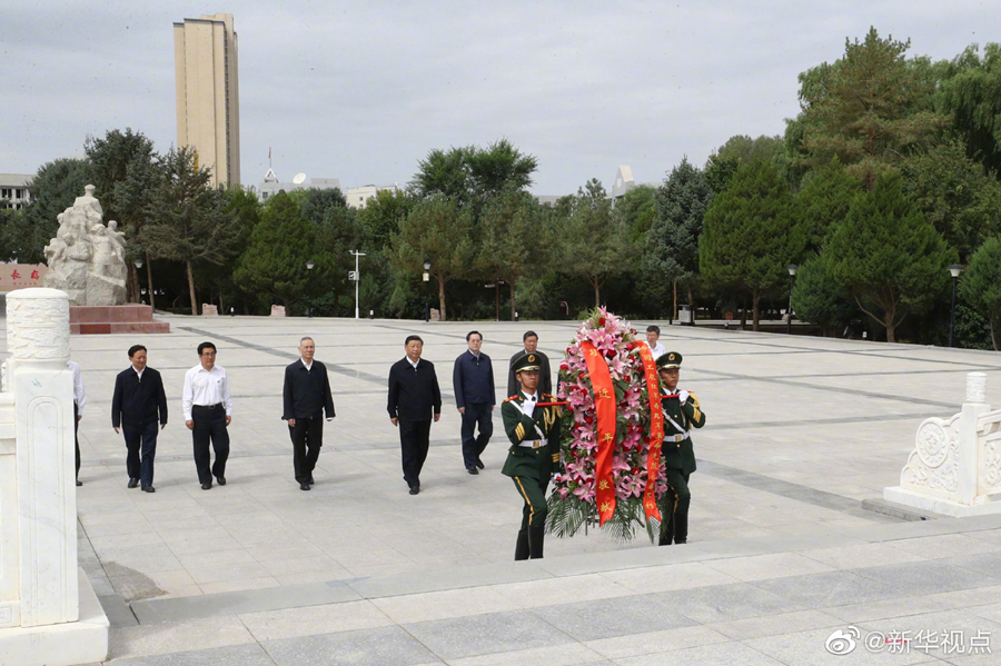 习近平向中国工农红军西路军革命先烈敬献花篮