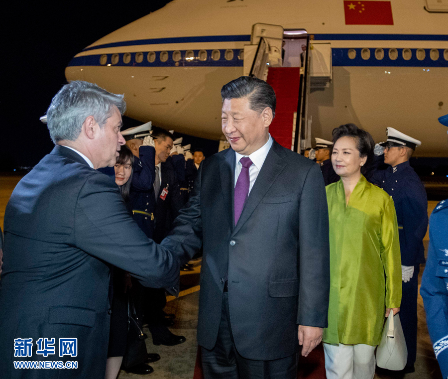 习近平抵达巴西利亚出席金砖国家领导人第十一次会晤