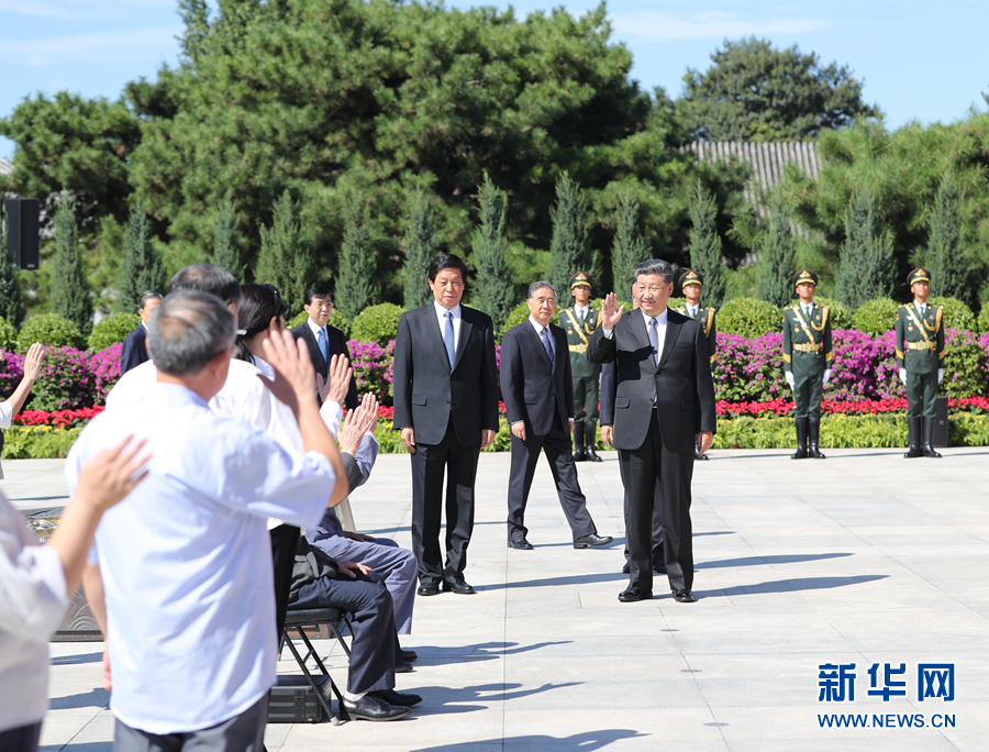 习近平等党和国家领导人出席纪念中国人民抗日战争暨世界反法西斯战争胜利75周年向抗战烈士敬献花篮仪式