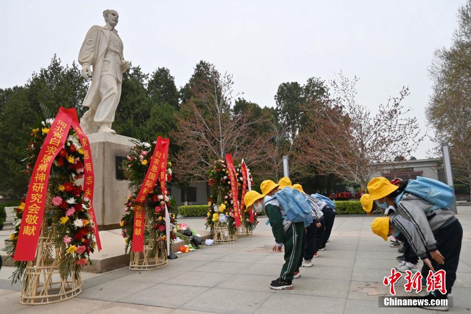 清明将至 民众祭扫华北军区烈士陵园