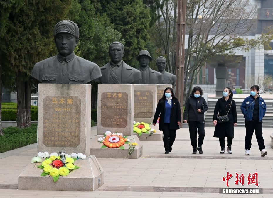 清明将至 民众祭扫华北军区烈士陵园