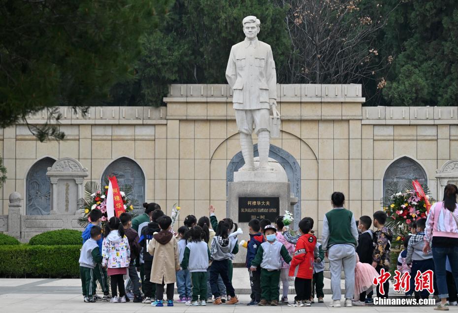 清明将至 民众祭扫华北军区烈士陵园