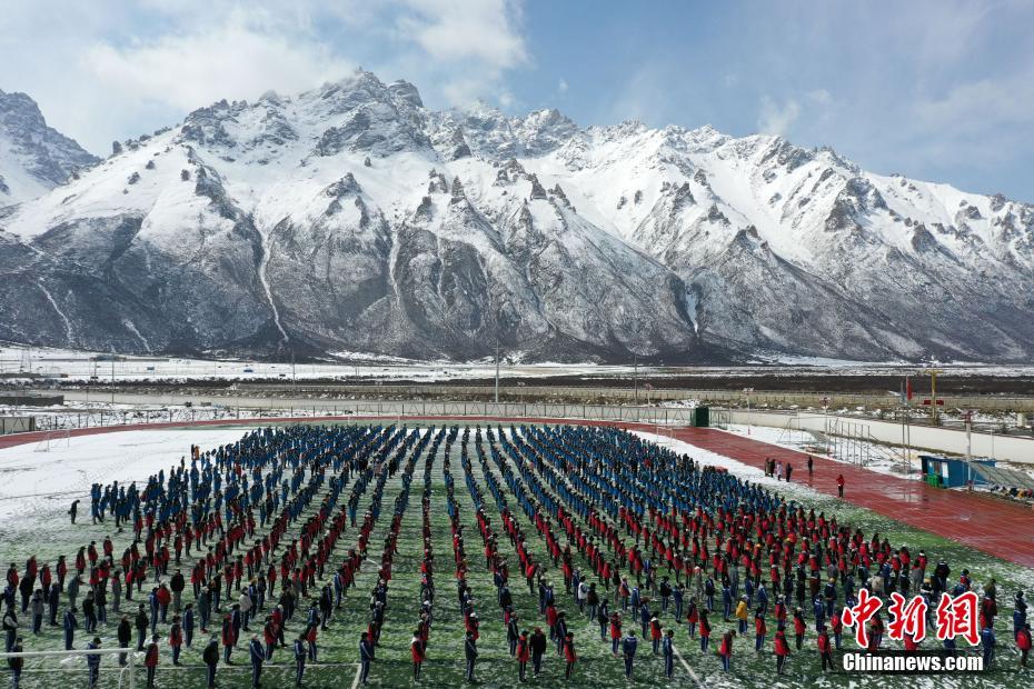 西藏雪山脚下中学操场 雪后风景宛如梦境