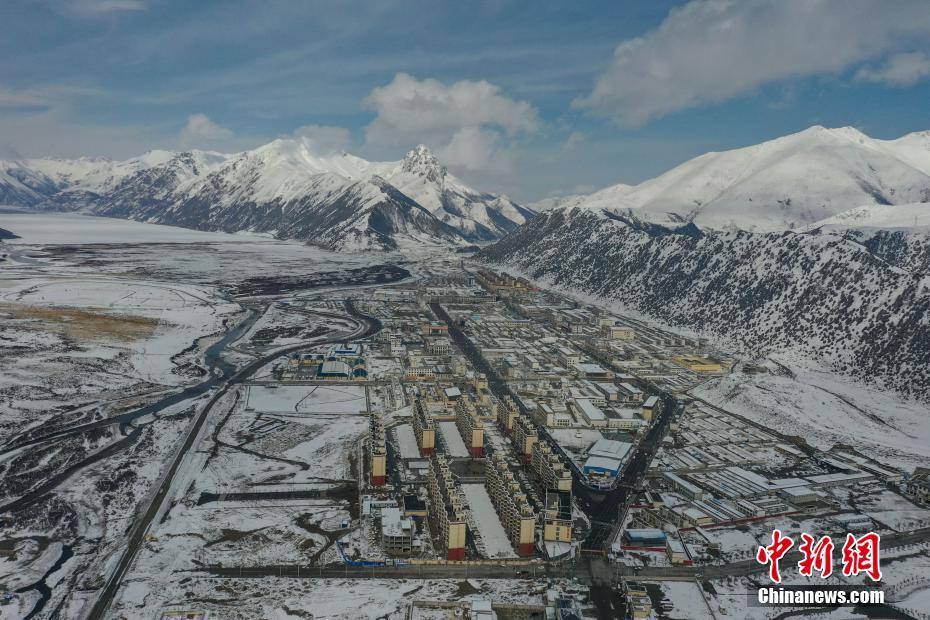 西藏雪山脚下中学操场 雪后风景宛如梦境