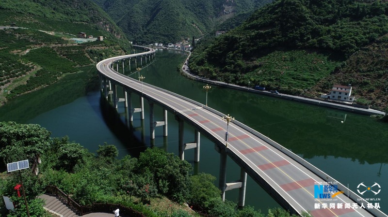 沿着高速看中国|航拍兴山“水上公路”：三峡库区的生态画廊