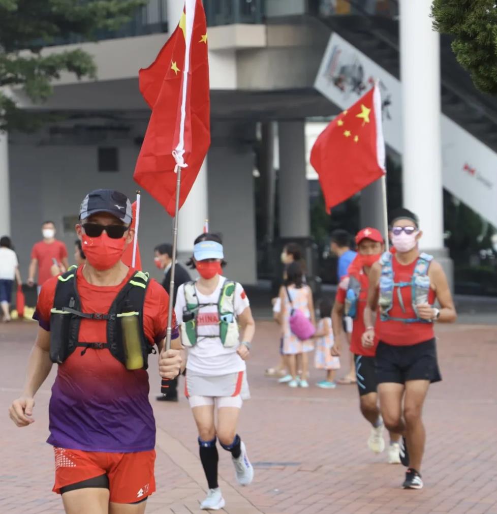 国庆第一天，香港大街小巷披上了“中国红”