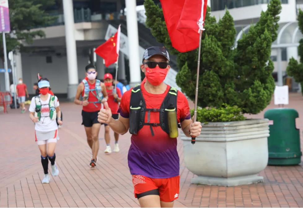 国庆第一天，香港大街小巷披上了“中国红”