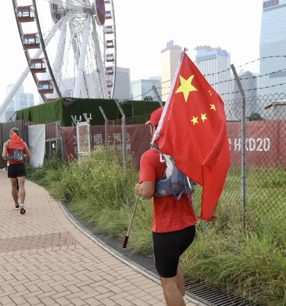 国庆第一天，香港大街小巷披上了“中国红”