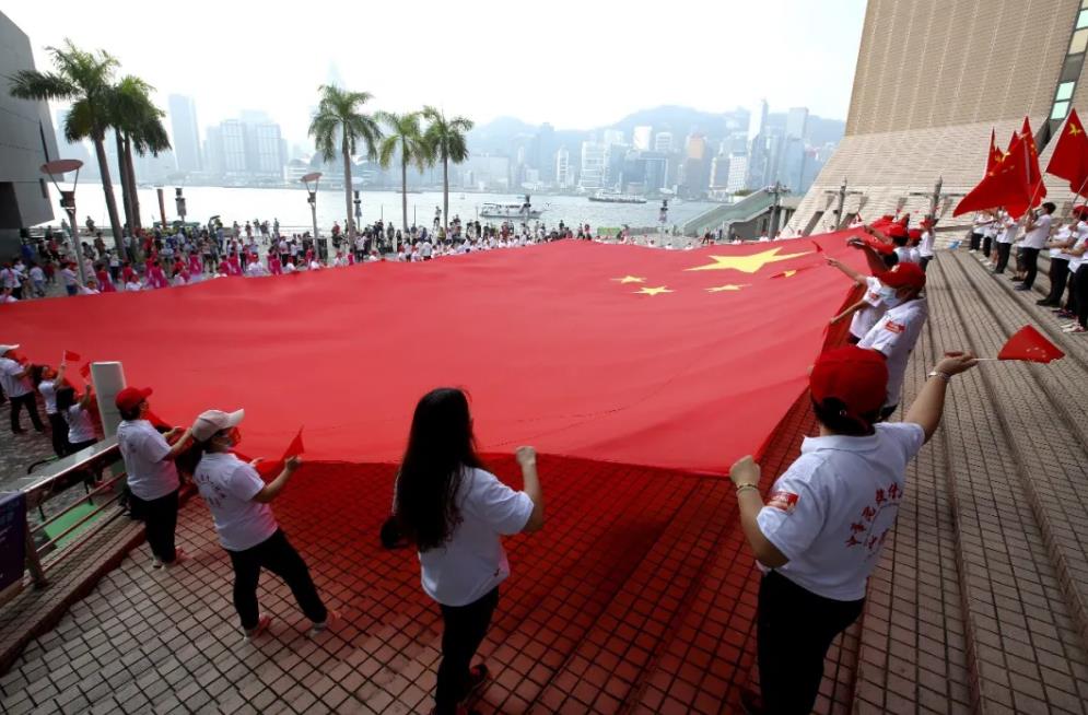 国庆第一天，香港大街小巷披上了“中国红”