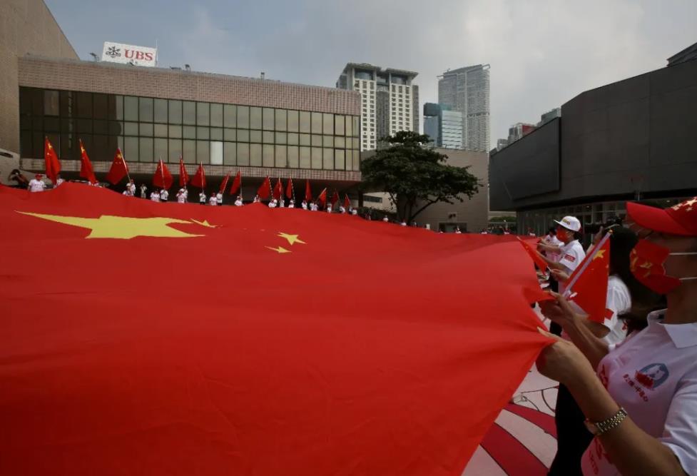 国庆第一天，香港大街小巷披上了“中国红”