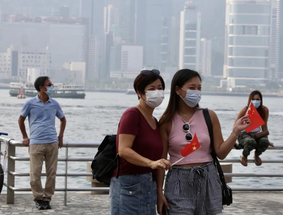 国庆第一天，香港大街小巷披上了“中国红”