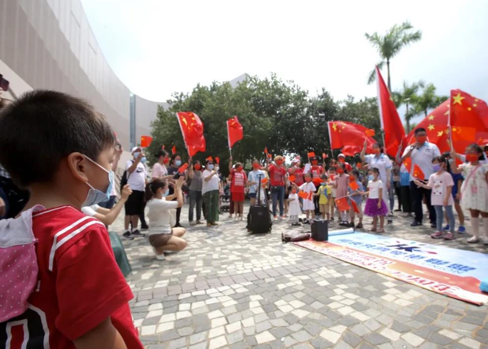 国庆第一天，香港大街小巷披上了“中国红”