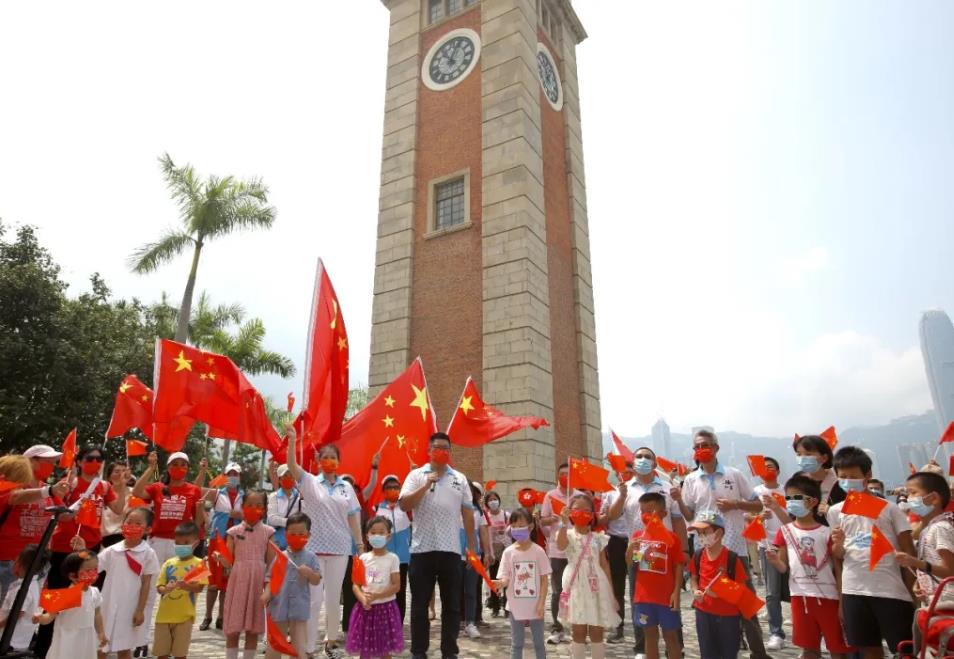 国庆第一天，香港大街小巷披上了“中国红”