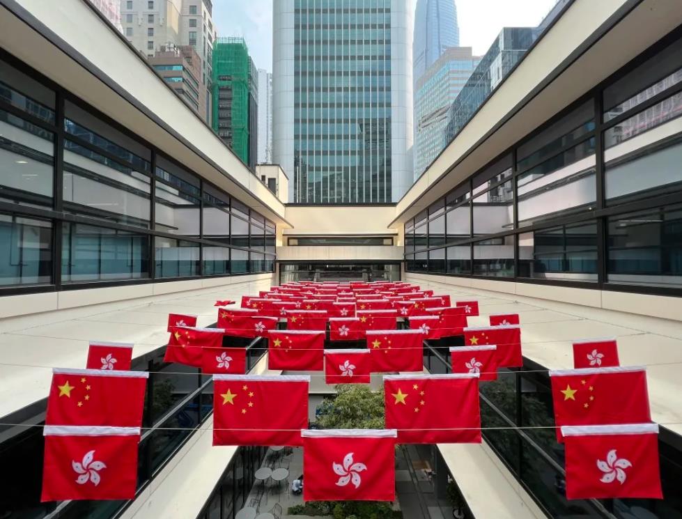 国庆第一天，香港大街小巷披上了“中国红”