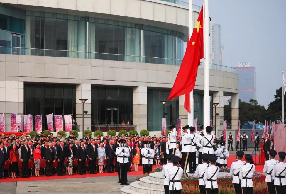 国庆第一天，香港大街小巷披上了“中国红”