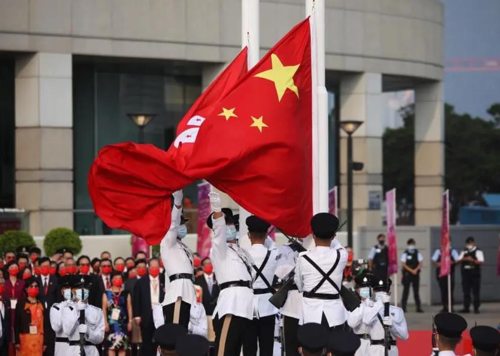 国庆第一天，香港大街小巷披上了“中国红”