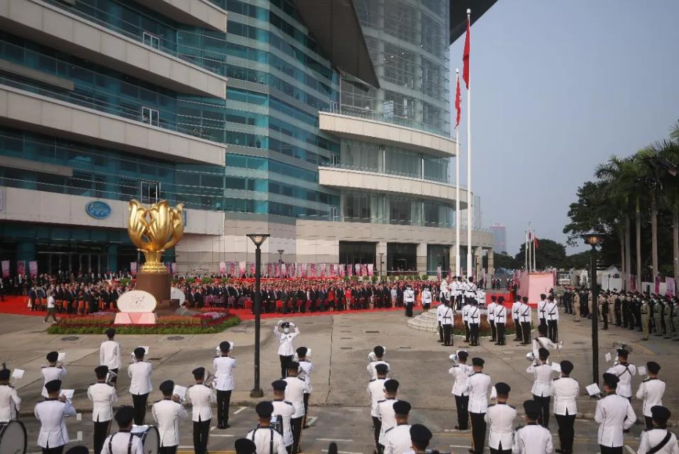 国庆第一天，香港大街小巷披上了“中国红”