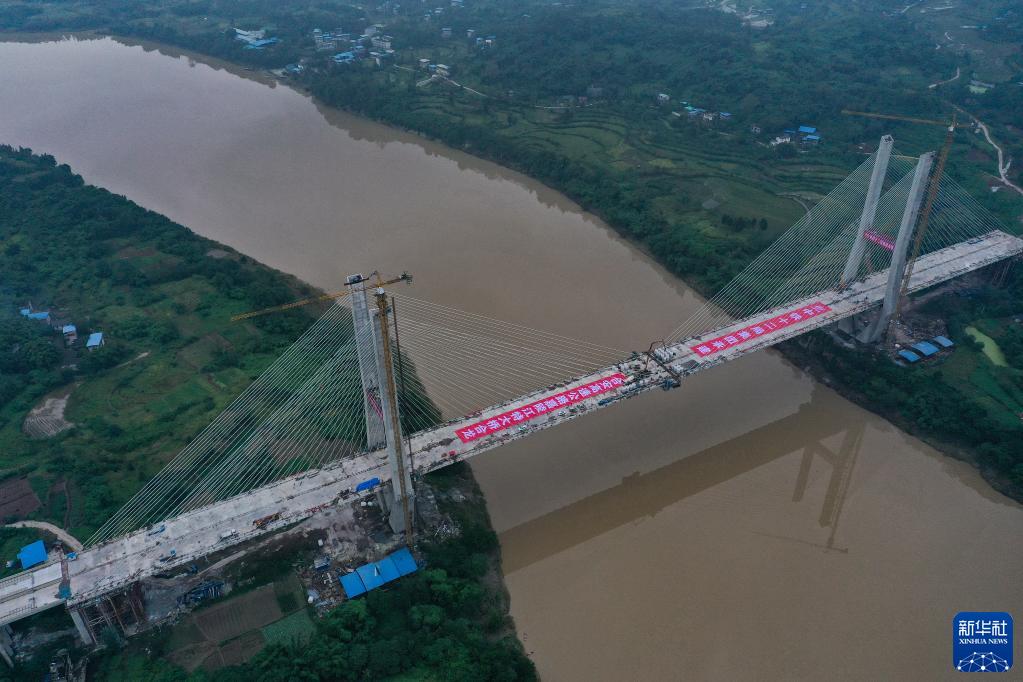 合安高速公路嘉陵江特大桥、渠江特大桥顺利合龙