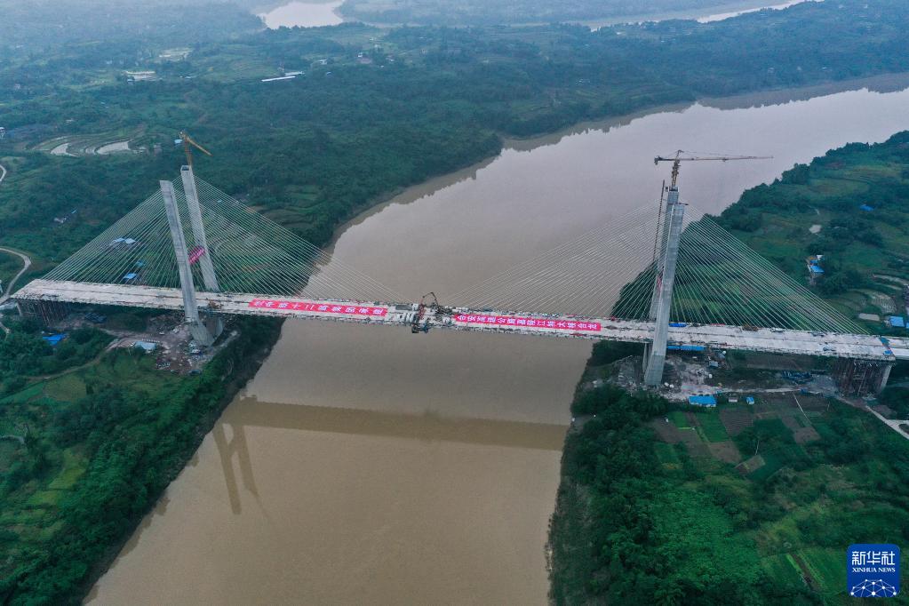 合安高速公路嘉陵江特大桥、渠江特大桥顺利合龙