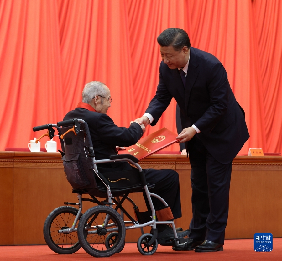 中共中央国务院隆重举行国家科学技术奖励大会 习近平出席大会并为最高奖获得者等颁奖 李克强讲话 王沪宁出席 韩正主持