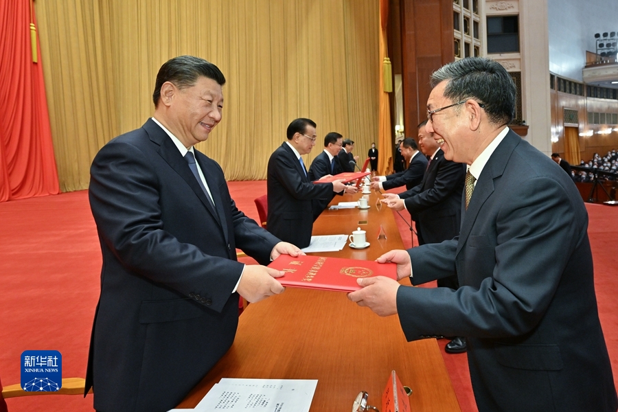 中共中央国务院隆重举行国家科学技术奖励大会 习近平出席大会并为最高奖获得者等颁奖 李克强讲话 王沪宁出席 韩正主持