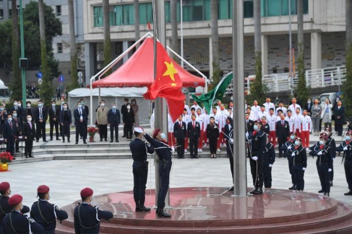 内地奥运健儿访澳代表团参加庆祝澳门回归22周年升旗仪式