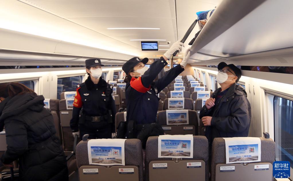 女子乘警组亮相京沪高铁