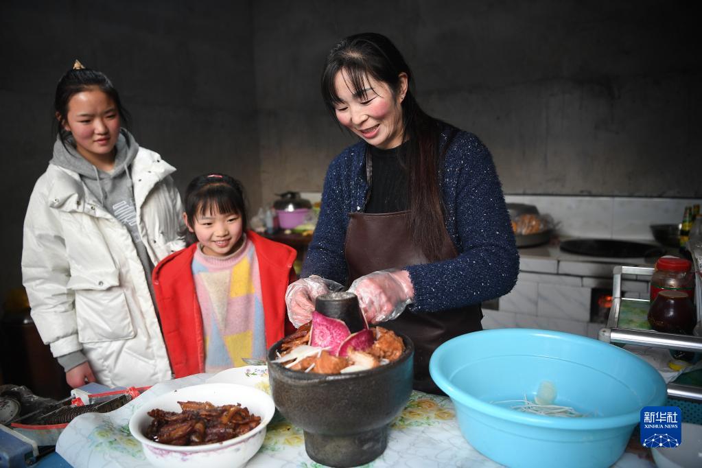 新华全媒+丨幸福的味道——暖锅里的幸福年