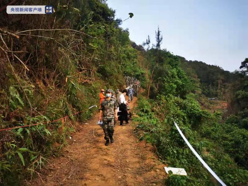 东航空难：广西梧州民兵抵达现场展开救援