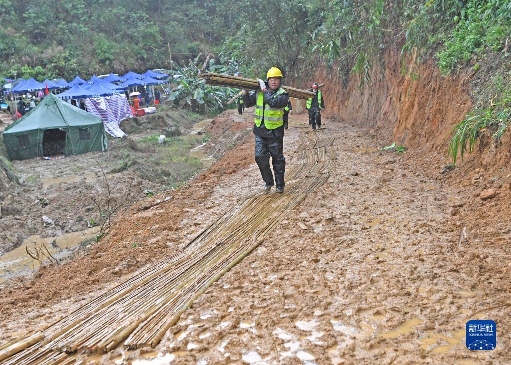 坠机事故现场下雨 搜寻受到一定阻碍