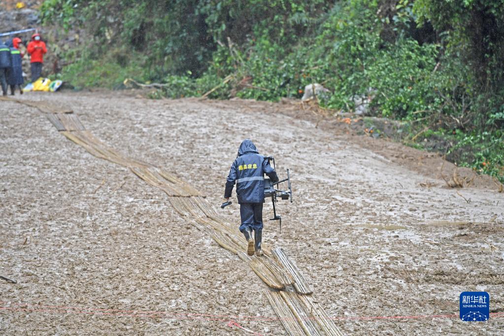 坠机事故现场下雨 搜寻受到一定阻碍