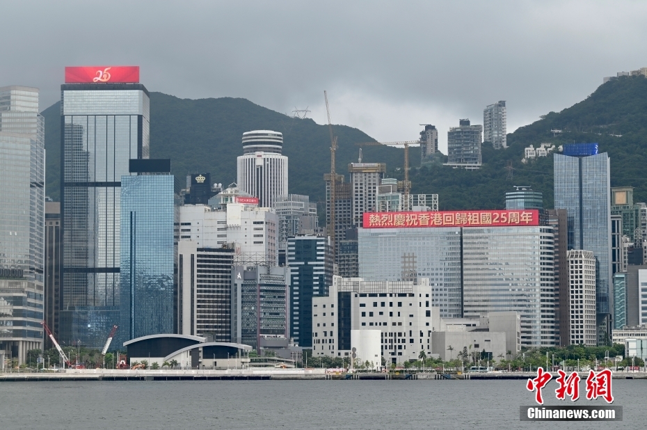 香港街头庆回归气氛浓