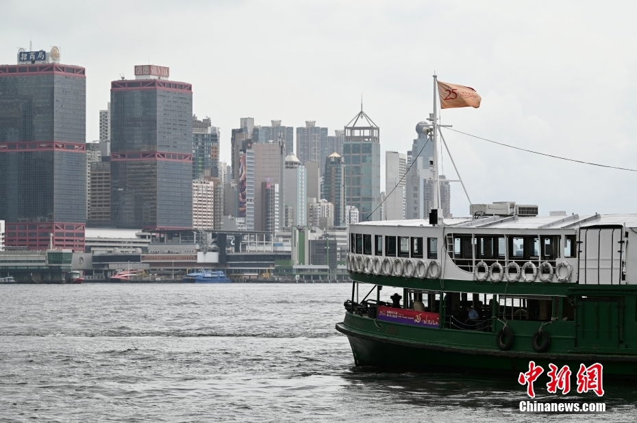 香港街头庆回归气氛浓