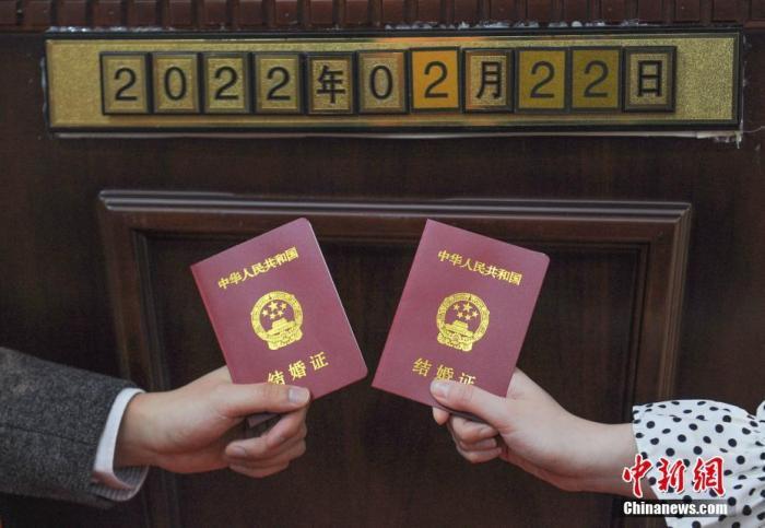 平均初婚年龄28.67岁，中国人为啥结婚越来越晚？