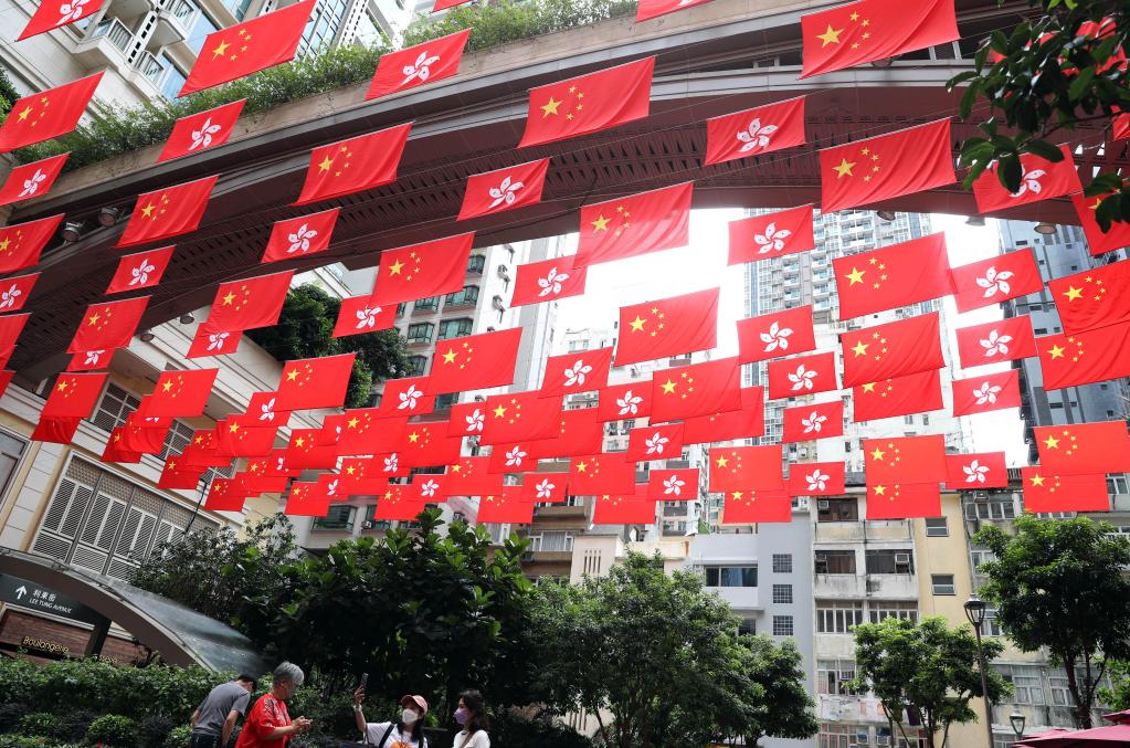 香港回归祖国25周年·特写丨喜庆气氛洋溢香港街头