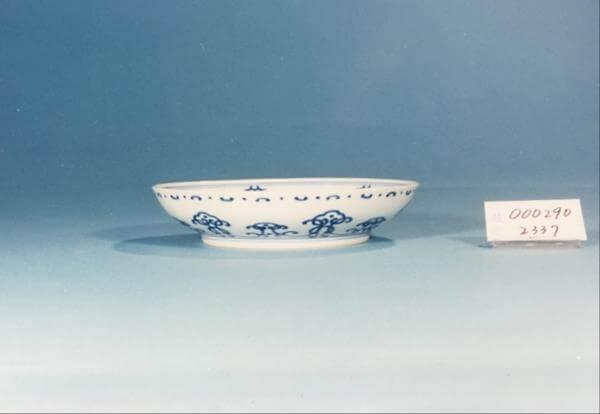 台北故宫博物院被曝三件文物破损 一青花花卉盘碎成好几片 图为“清 乾隆 青花花卉盘” 图片来源:台湾“中央社”