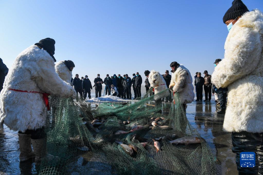 呼和浩特：哈素海首届冬捕节开幕