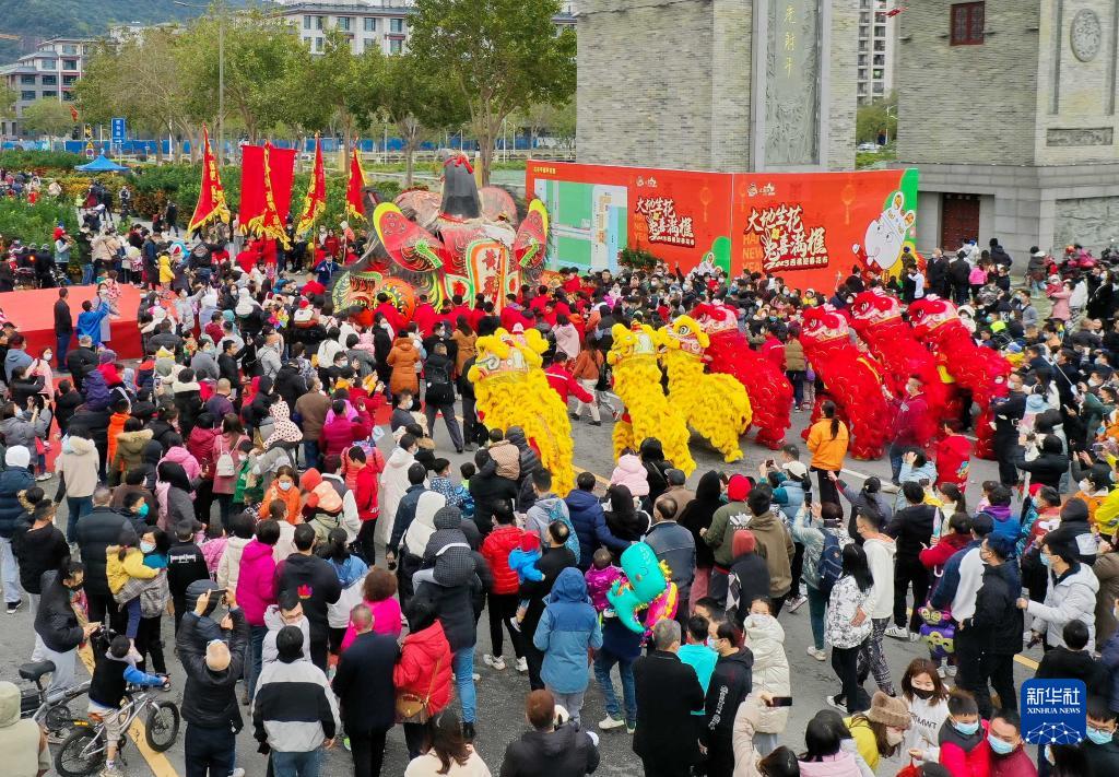 黄飞鸿故里“狮王”巡游迎新春