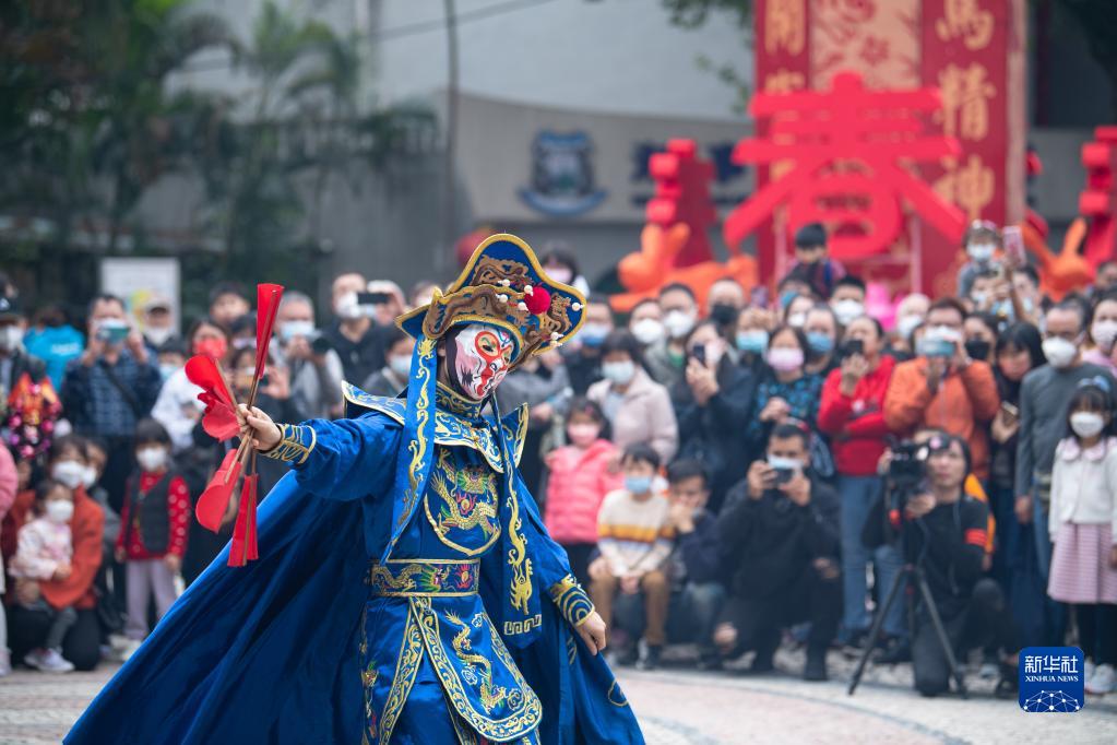 澳门：龙狮起舞贺新岁