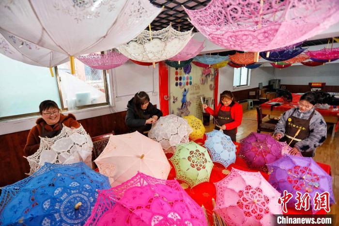 泰安非遗“花边伞”春节走俏海内外市场