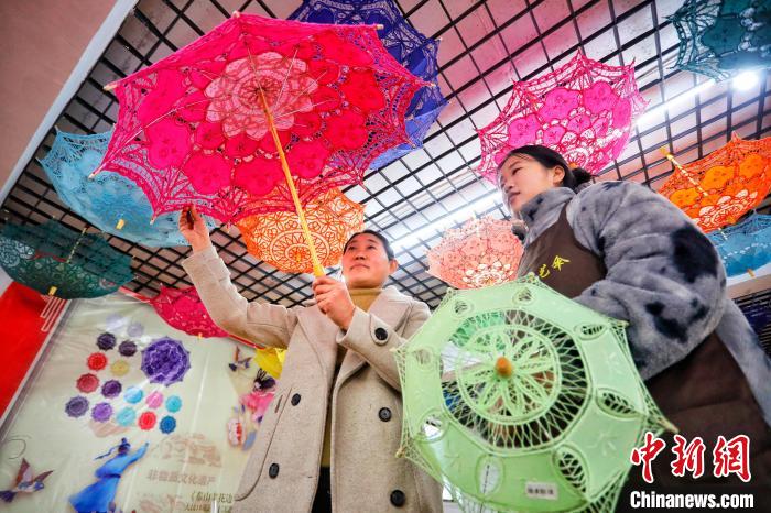 泰安非遗“花边伞”春节走俏海内外市场