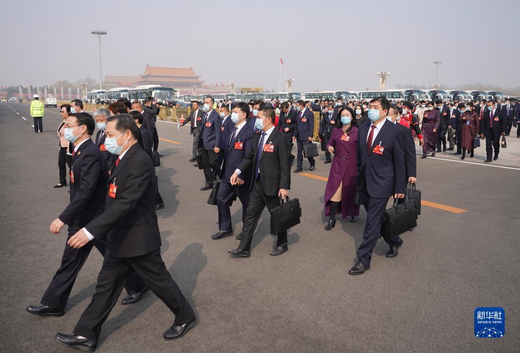 十四届全国人大一次会议举行第二次全体会议