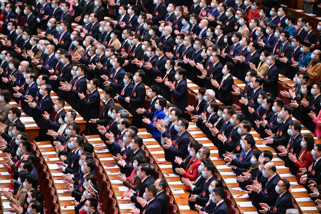 十四届全国人大一次会议举行第三次全体会议
