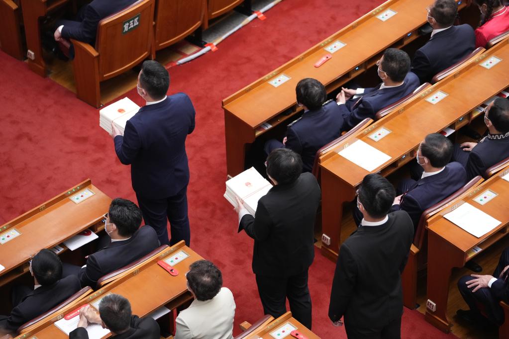 十四届全国人大一次会议举行第三次全体会议