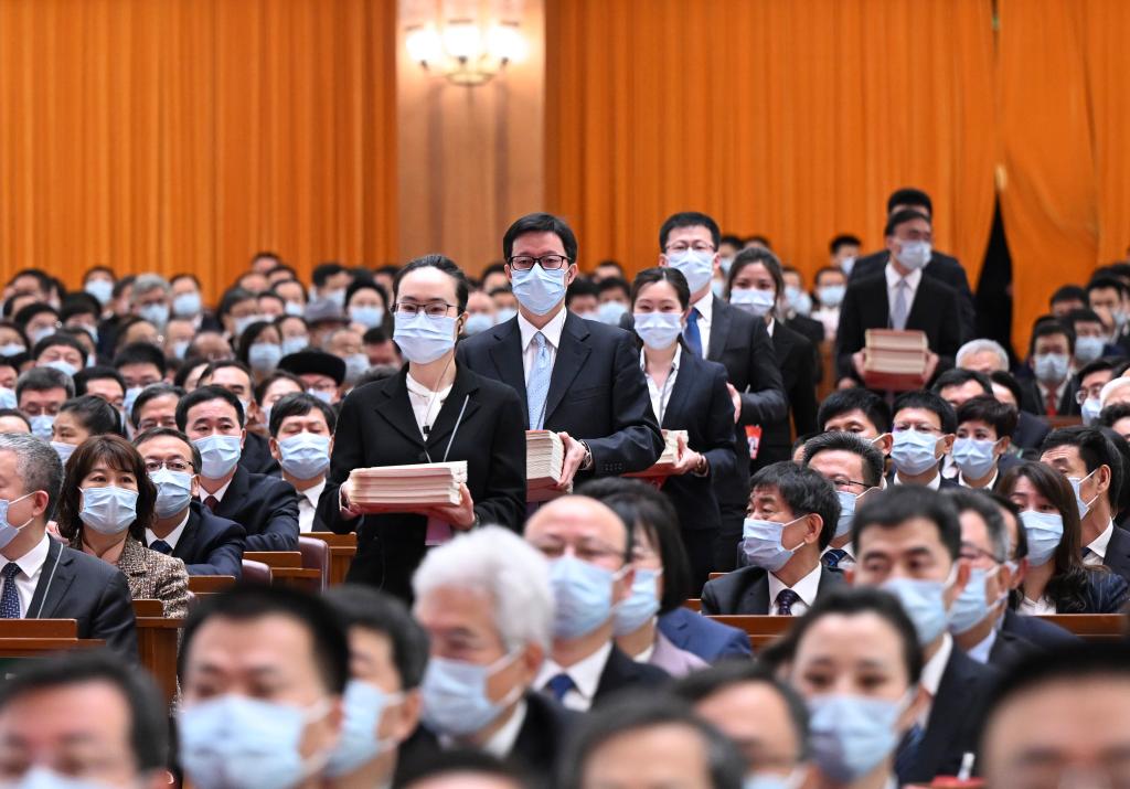 十四届全国人大一次会议举行第三次全体会议