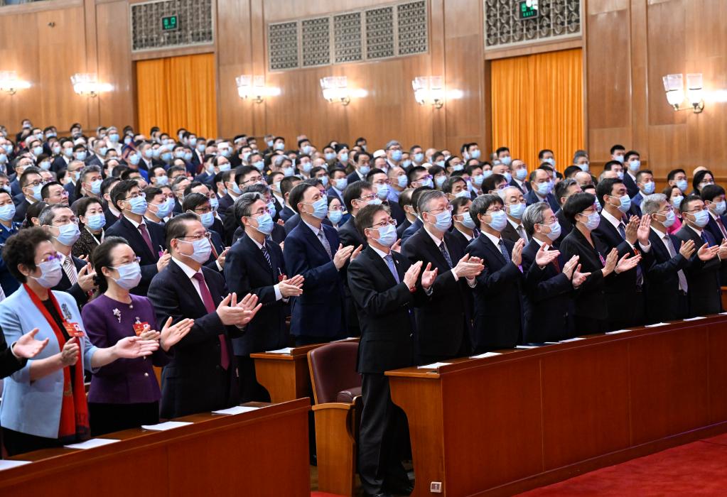 全国政协十四届一次会议闭幕