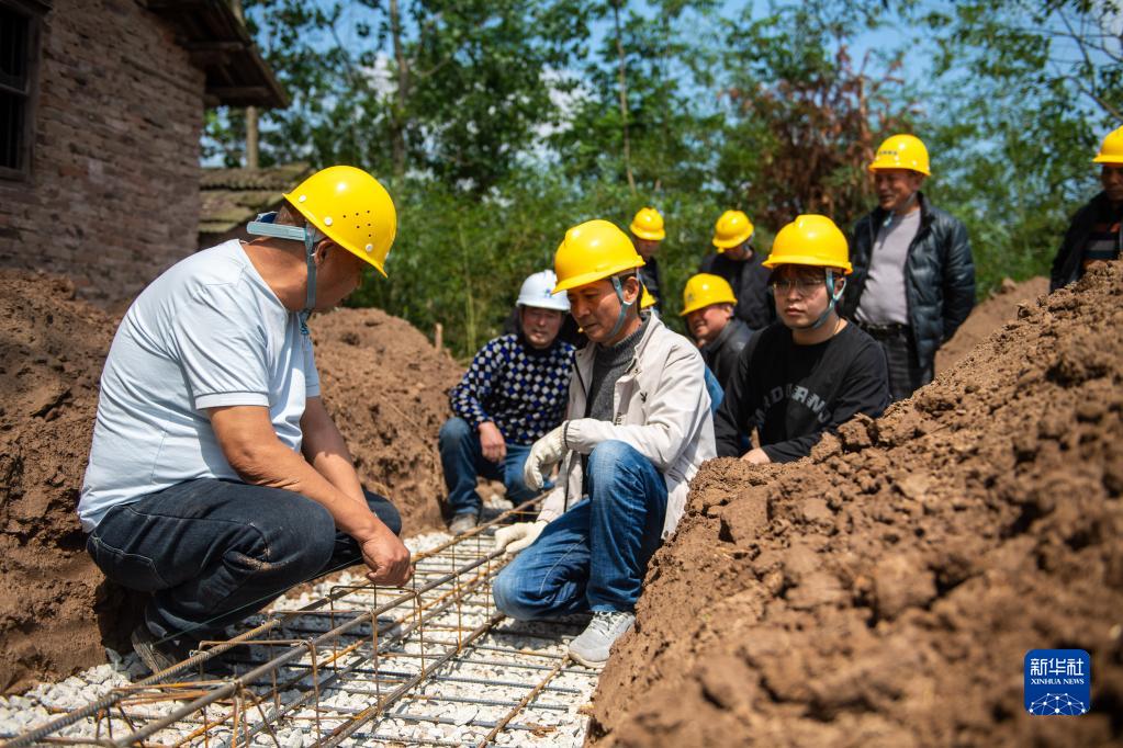 “送教下乡”培养乡村建设工匠